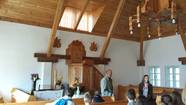 Nagypetri: csoportunk a felújított imaházban